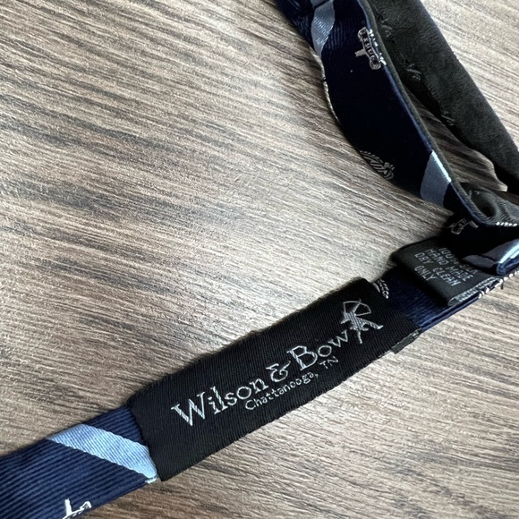 NEW Wilson & Bow GPS Stripe Silk Bowtie Bow Tie - Picture 2 of 3
